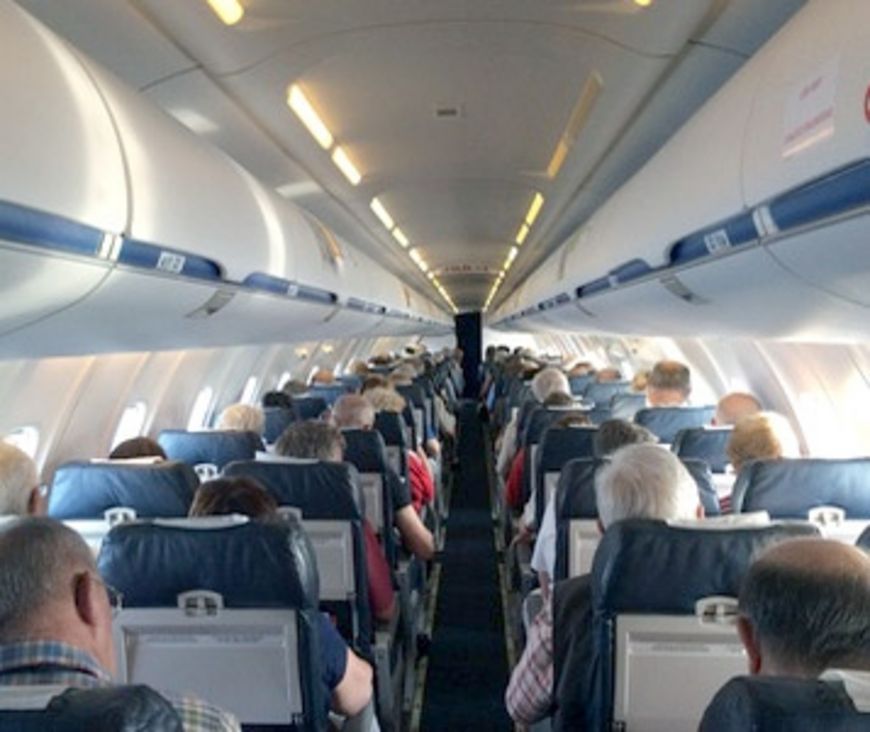 Serrez les jambes dans l’avion!