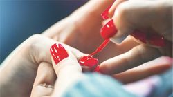 Action cachée sous le vernis 