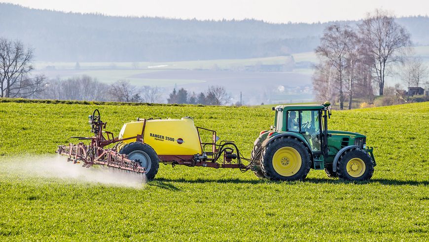 Des PFAS pulvérisés directement dans les champs