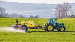 Des PFAS pulvérisés directement dans les champs