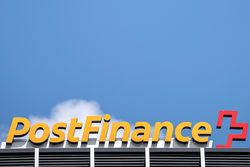 PostFinance taxe ses grands clients, les petits trinqueront