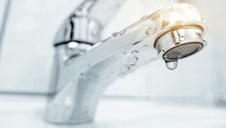 Deux ans pour de l’eau conforme