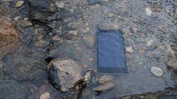 Un téléphone à l'eau. Qui paie?