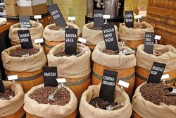 Le prix du café baisse sur le  marché mondial, mais pas dans les magasins
