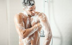 Des gels 2 en 1 pas très «propres»