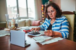 Une main hésitante tendue aux seniors
